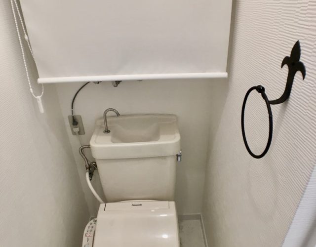 温水洗浄暖房便座
ロールスクリーンで給湯器が隠せます。