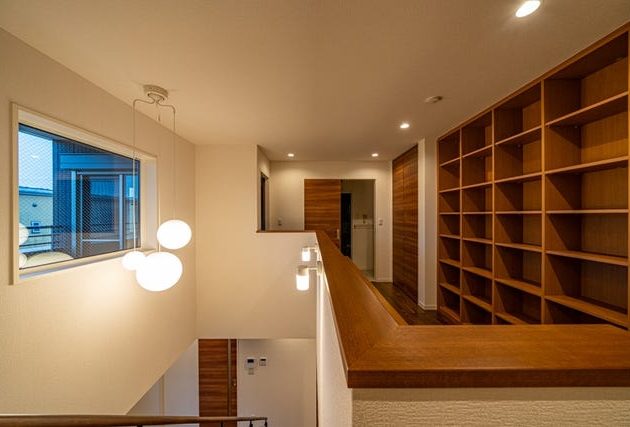 2階ホール
マルチペンダントライトとブラケットライトで吹き抜けを演出