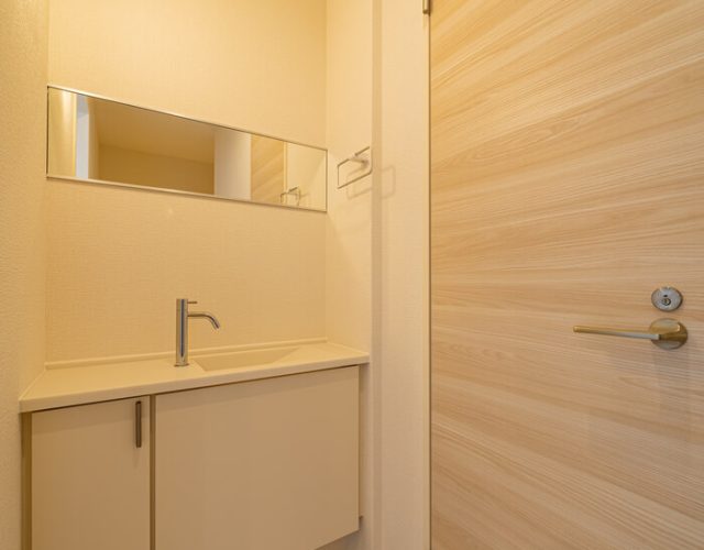 ２階ホール
２階トイレもタンクレスとなっており手洗いを独立させています。
期せずしてコロナ対策となっています。