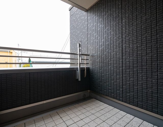 バルコニー　2.5帖の南向きバルコニーにはプランターを置きたくなります。