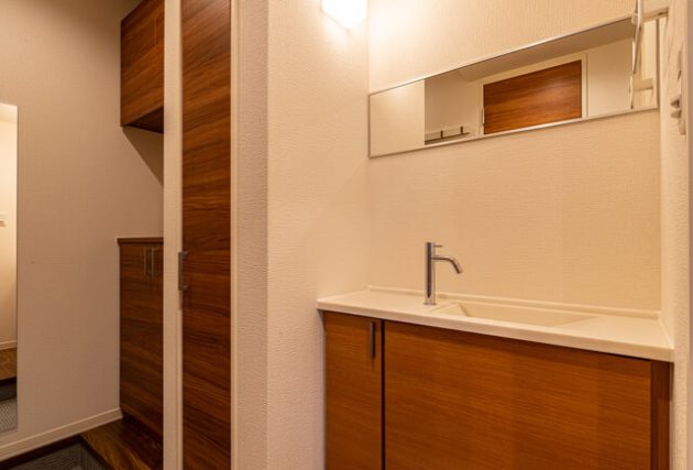 玄関ホール
玄関ホールに手洗いを設置。期せずしてコロナ対策になります。