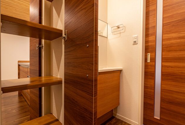 玄関ホール
玄関ホールとキッチンがパススルーパントリーで通じていて、食材をスムーズに移動できます。