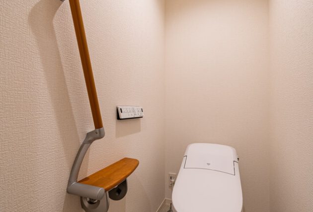 1階トイレ
おしゃれなタンクレス
賃貸住宅ガルガンチュア、タイプLの2階トイレ
2階トイレ
収納付き