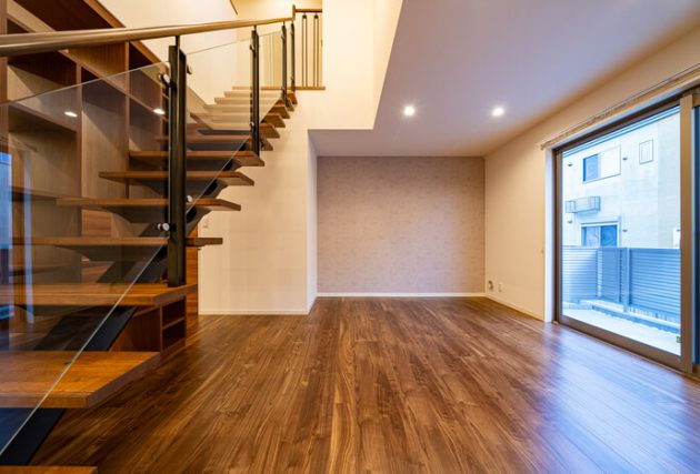 LDK
シースルー階段と幅2.5mの掃き出し窓