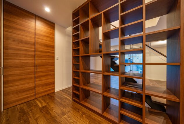 LDK
天井まである特注の本棚