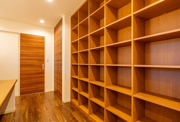 2階ホール
天井まで達する書棚。
可動棚となっています