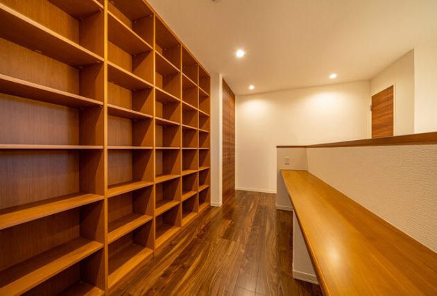 2階ホール
読書カウンターから吹き抜け越しに外を見ることができます。カウンターにはコンセントを装備。